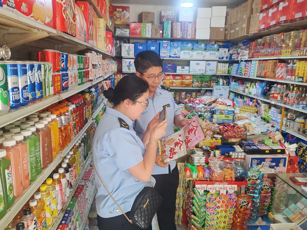 宁县新宁镇市场监管所开展高考前安全专项检查 图/赵永刚