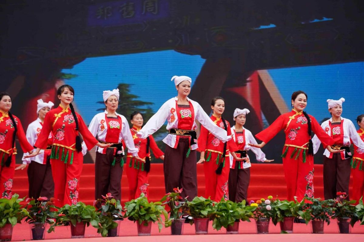 第十八届庆阳香包民俗文化节“和谐庆阳大舞台”群众文化展演活动中,庆城县组织演员表演徒手秧歌《舞动庆州》。(资料图)