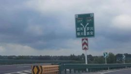 人大代表提出合理設(shè)置指路標(biāo)志牌建議 當(dāng)?shù)匮杆偌m正辦理