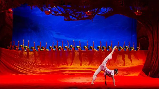 陇东民歌歌舞剧《绣金匾》演出现场(资料图)。