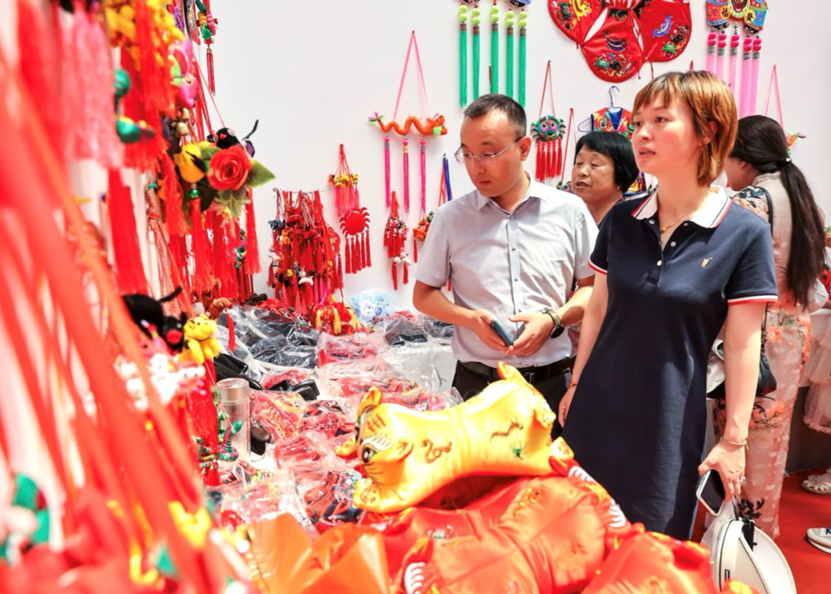 图：游客会场选购香包 摄影/陈飞