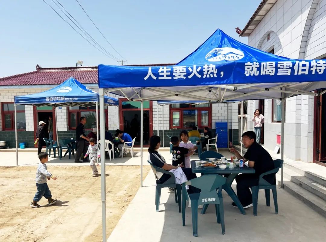 游客在楠哥民宿品尝农家饭菜