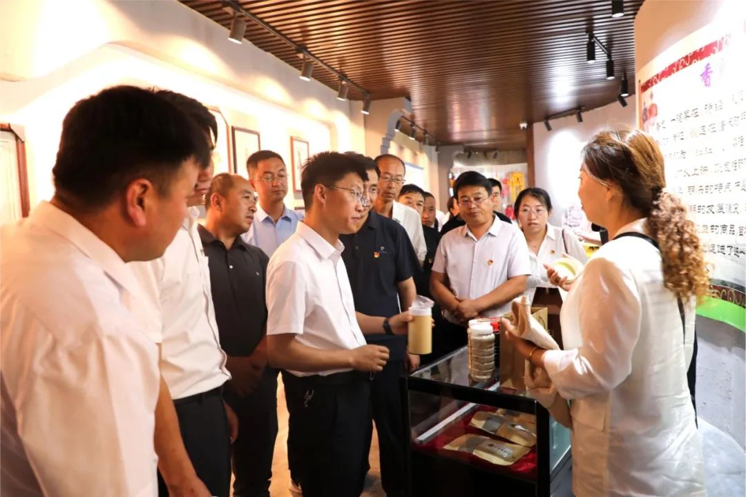 庄子峁生态农庄负责人杨清艳为游客讲解农耕文化