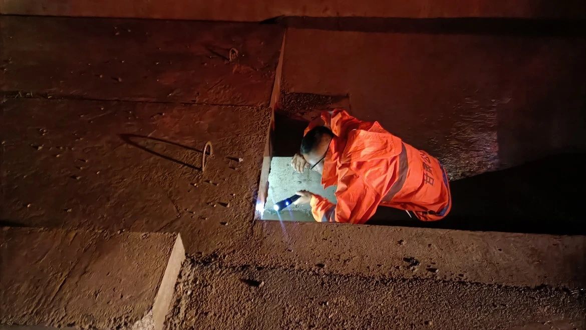 G211线夜间雨中巡查，对过路涵进行检查