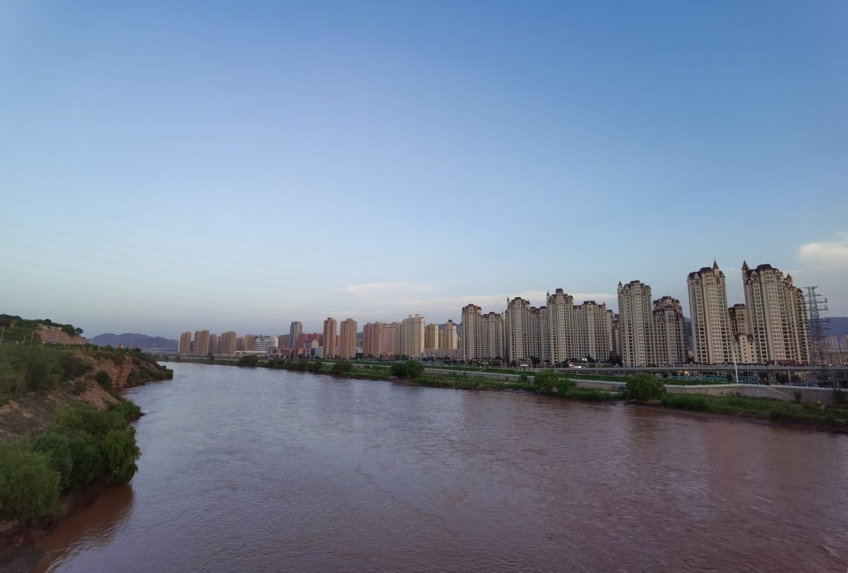 从雁白黄河大桥上看兰州市城关区雁滩 配图/龙只 