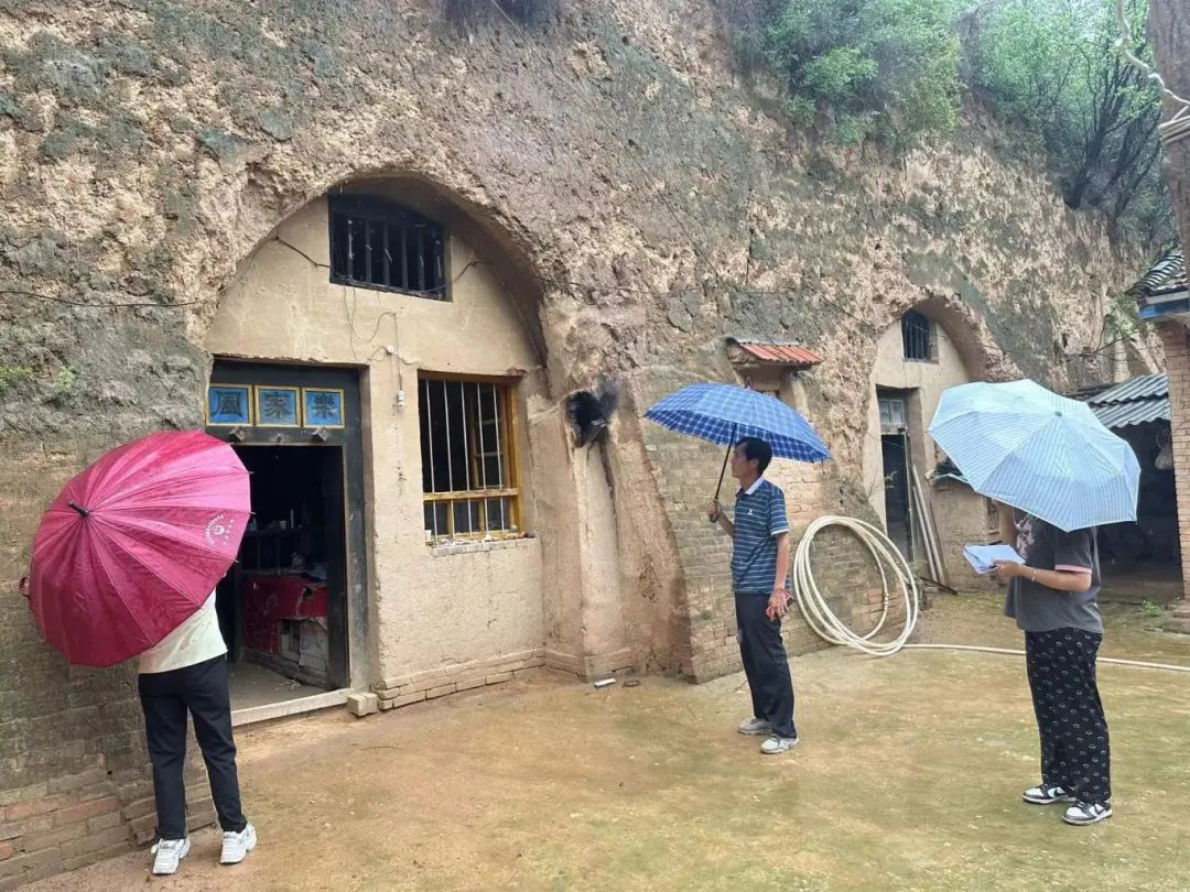 圖為春榮鎮(zhèn)紀委工作人員入戶查看群眾箍窯因汛受災安全情況