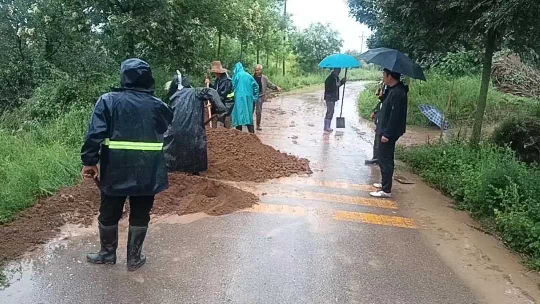 圖為南義鄉(xiāng)紀委工作人員一線查看道路水毀修復情況