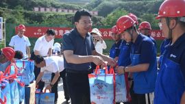 趙立新在包抓項(xiàng)目一線開(kāi)展“夏送清涼”慰問(wèn)活動(dòng)