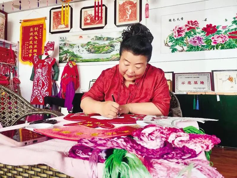 贺庆春在制作刺绣作品。