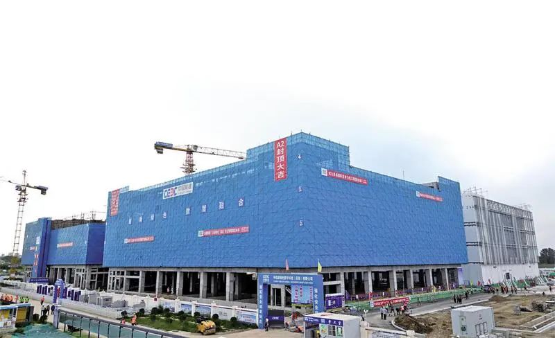中国能建“东数西算”源网荷储一体化智慧零碳大数据产业园数据中心建设现场。