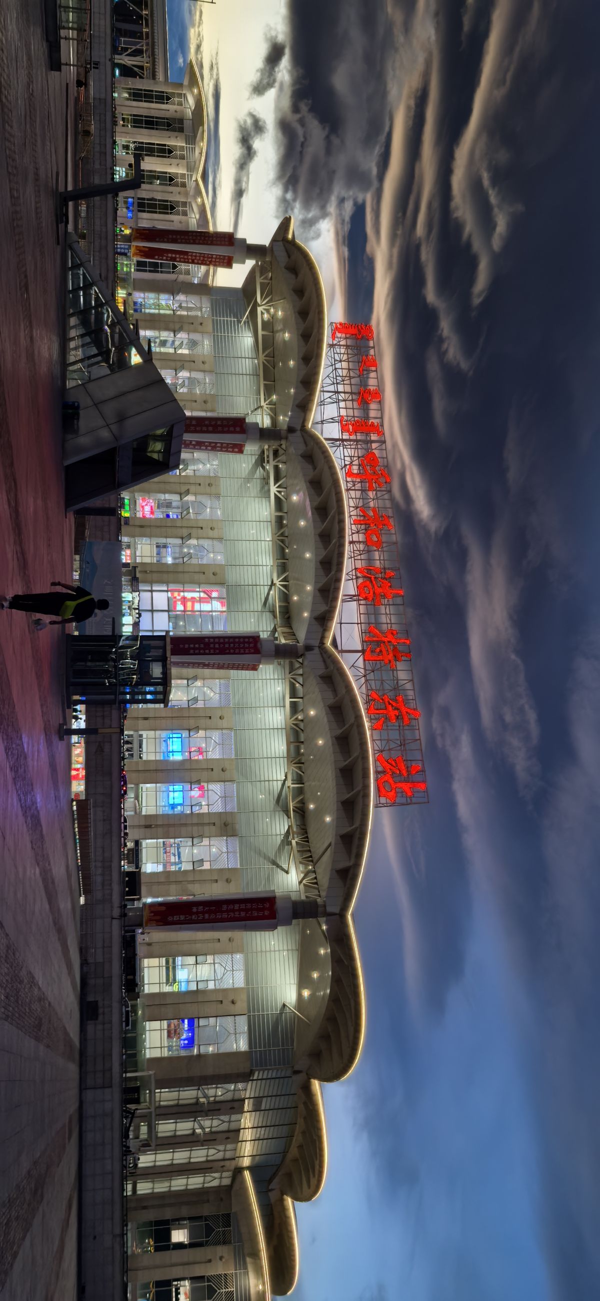 呼和浩特的云 圖/羅顯斌