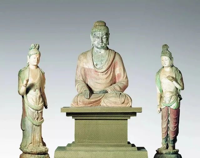 彩塑坐佛与胁侍菩萨