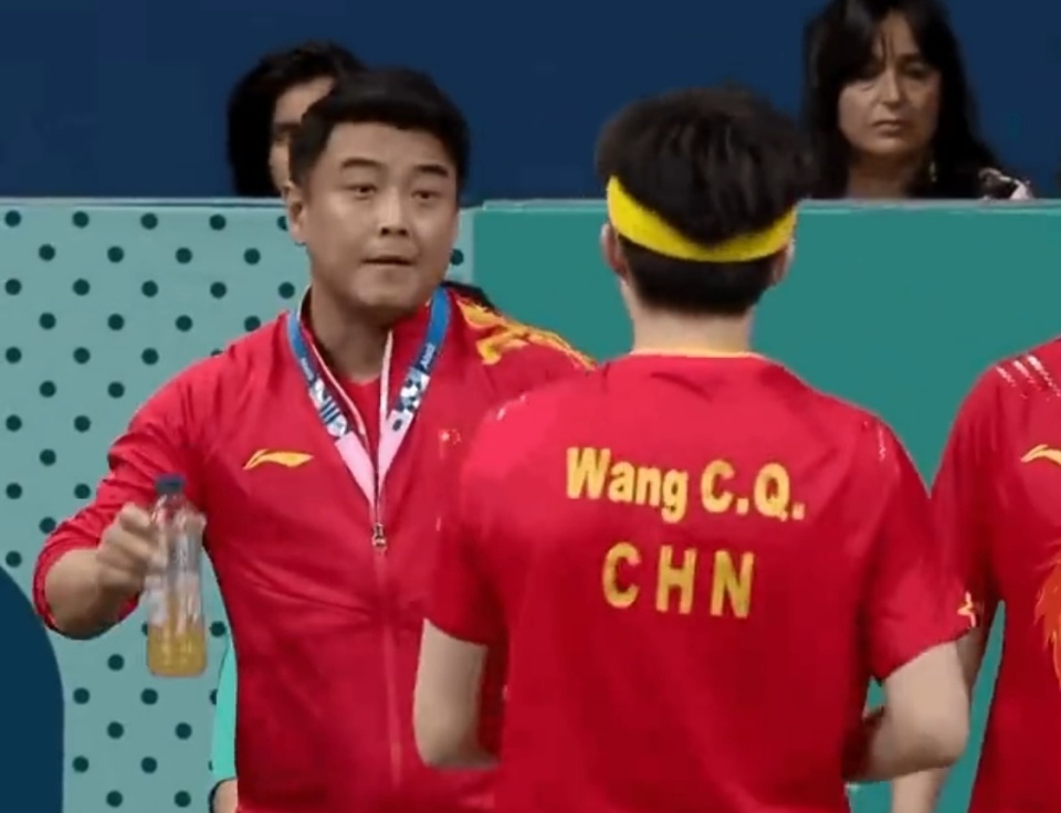 王皓给王楚钦递水，指导战术。图/直播截图