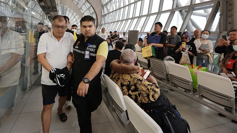 8月20日，在泰國(guó)移民局與國(guó)際刑警組織的協(xié)助下，嫌疑人張某某被押解上飛機(jī)。