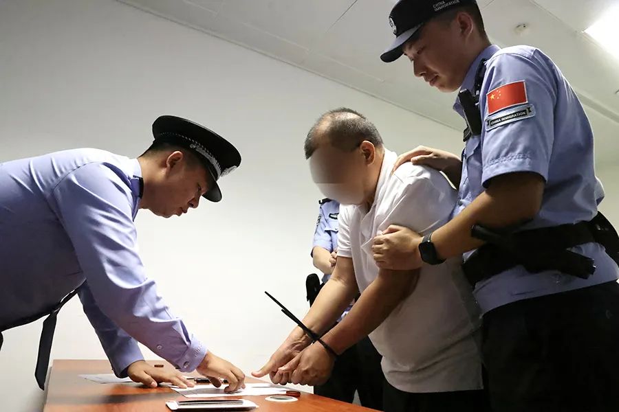 8月20日，公安部&ldquo;獵狐行動(dòng)&rdquo;工作組將特大經(jīng)濟(jì)犯罪嫌疑人張某某從泰國(guó)成功引渡回國(guó)。---