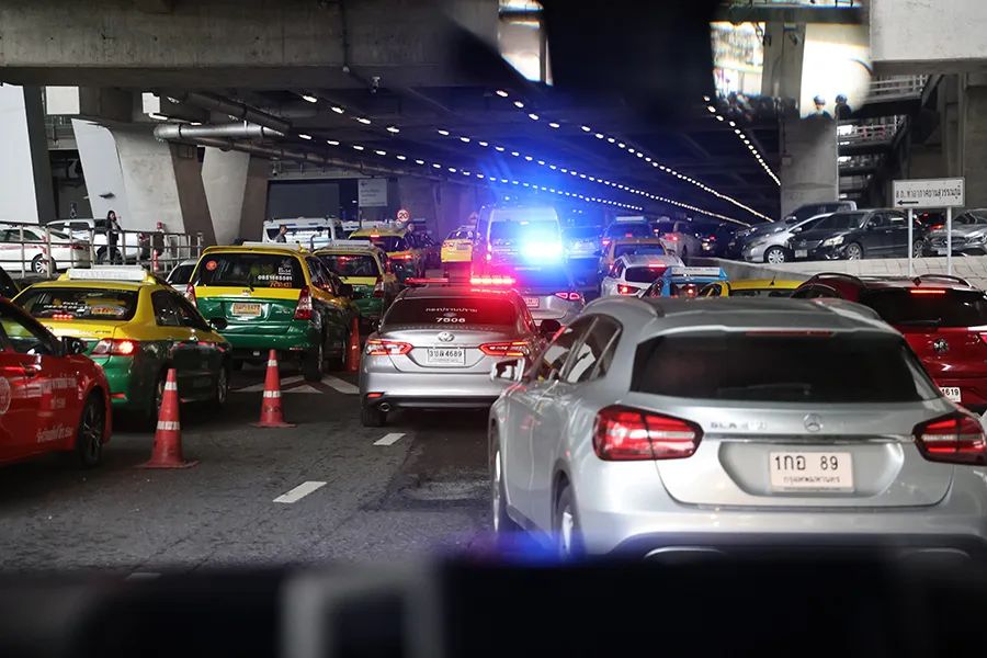 8月20日，泰國(guó)警方將嫌疑人押解至曼谷素萬(wàn)那普機(jī)場(chǎng)。