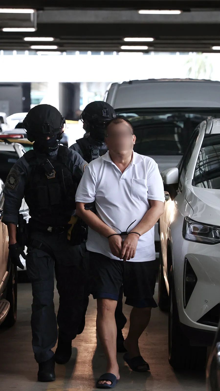 8月20日，泰國(guó)警方將嫌疑人押解至曼谷素萬(wàn)那普機(jī)場(chǎng)。-