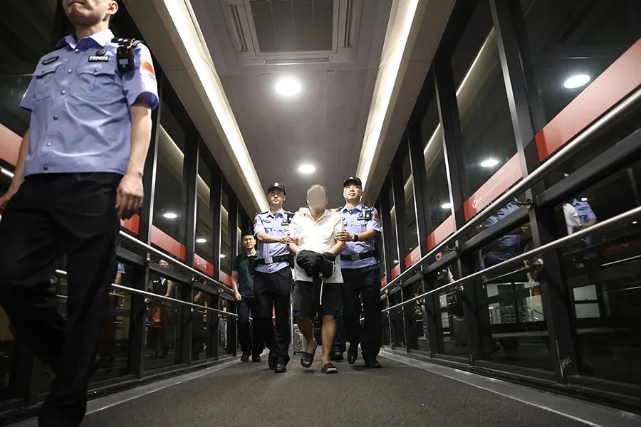 8月20日，公安部&ldquo;獵狐行動(dòng)&rdquo;工作組將特大經(jīng)濟(jì)犯罪嫌疑人張某某從泰國(guó)成功引渡回國(guó)。-