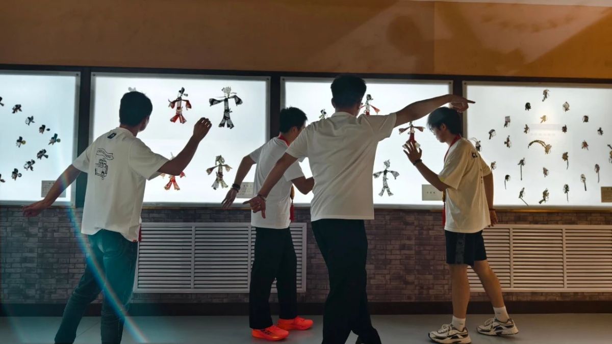 （学皮影戏的大伙）