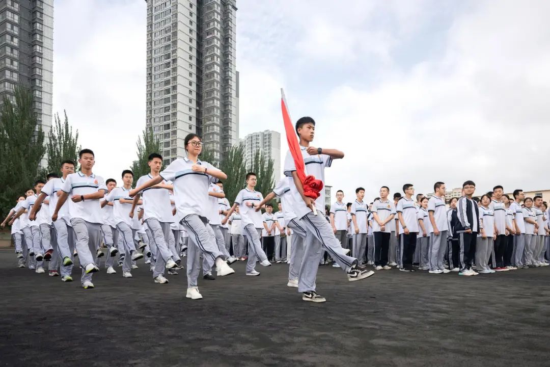 8月26日，庆阳一中举行新学年第一周升旗仪式。