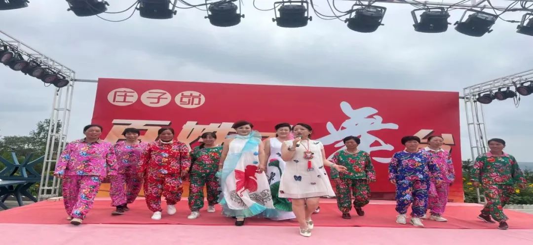 举办文艺演出，开展香包服饰走秀，与村民和游客进行互动。