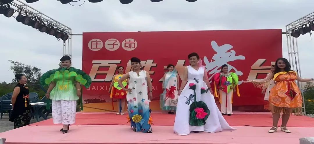 举办文艺演出，开展香包服饰走秀，与村民和游客进行互动。
