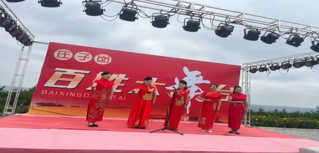 举办文艺演出，开展香包服饰走秀，与村民和游客进行互动。