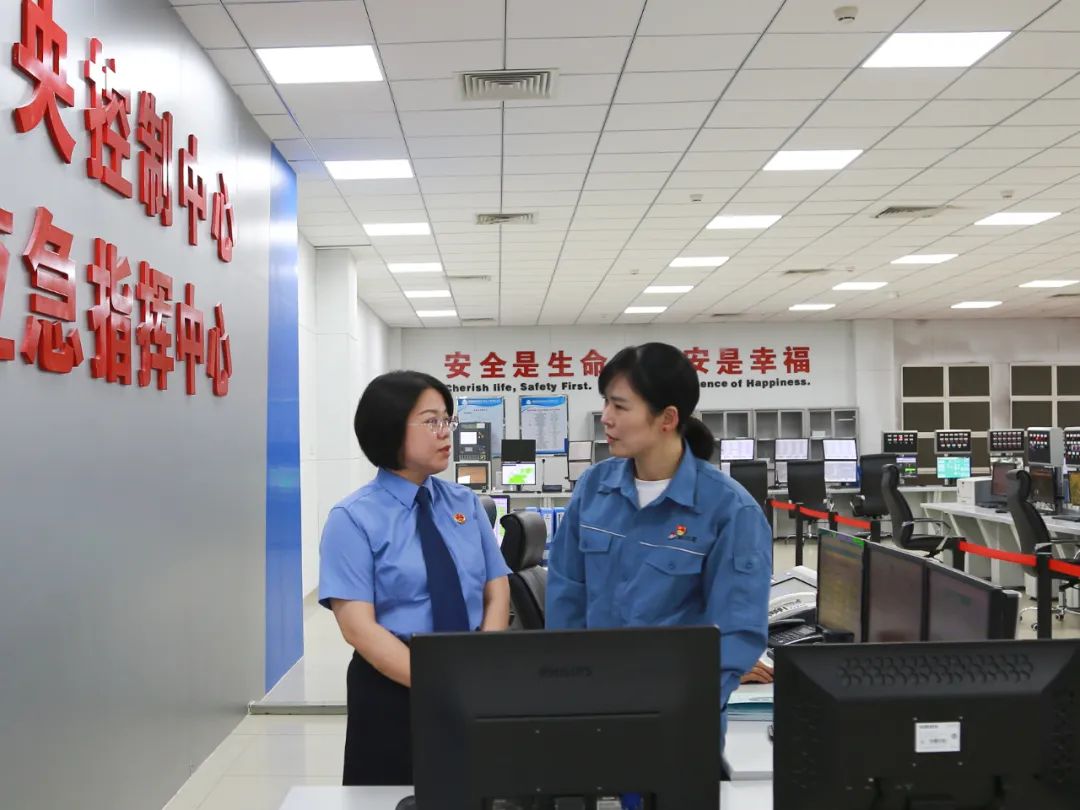 8月28日，福建省漳州市检察院检察长江莉就优化法治营商环境和深化涉台检察工作，听取全国人大代表郭晶晶（右）意见建议。