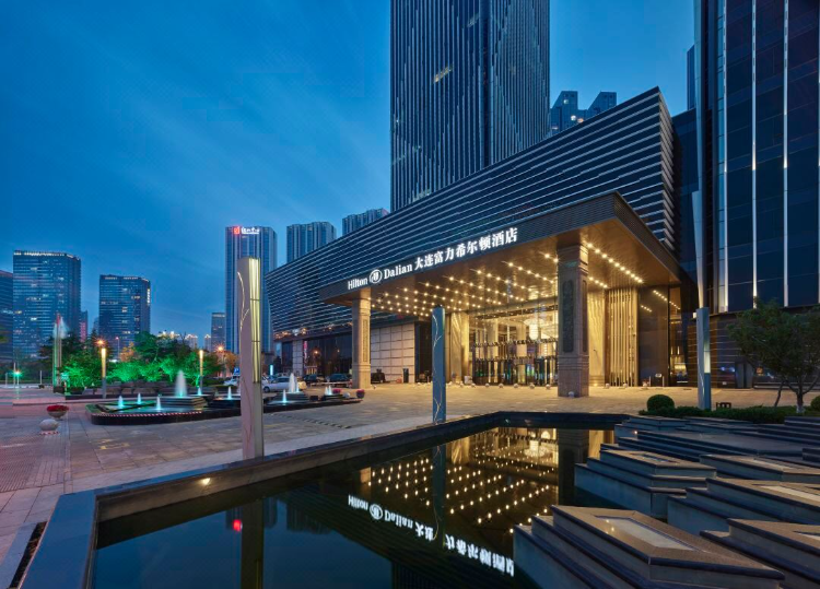 国足本次入住的是五星级酒店大连富力希尔顿。图片来源/酒店官网