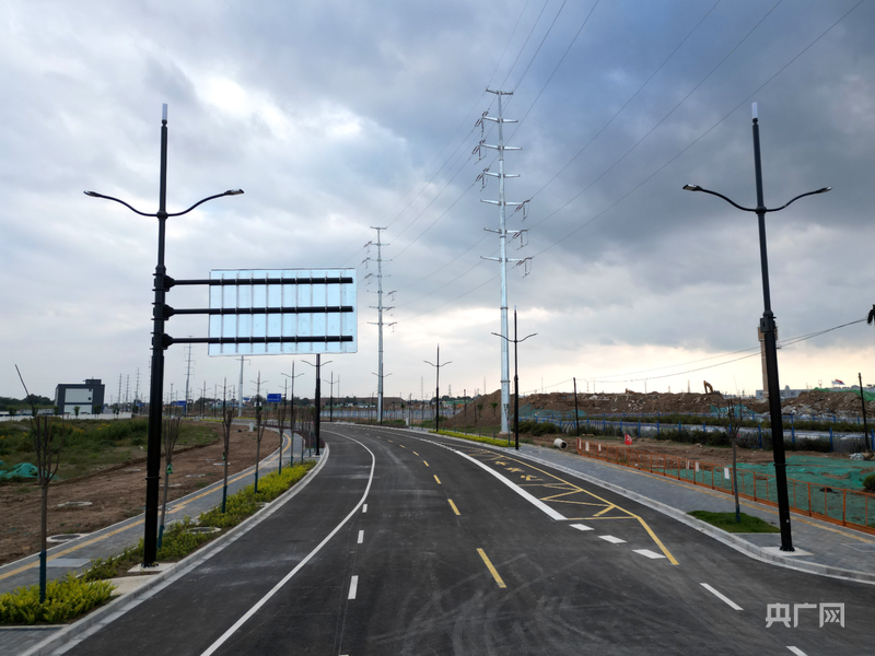 已建成的“东数西算”产业园区道路（央广网发 冯喜斌 摄）