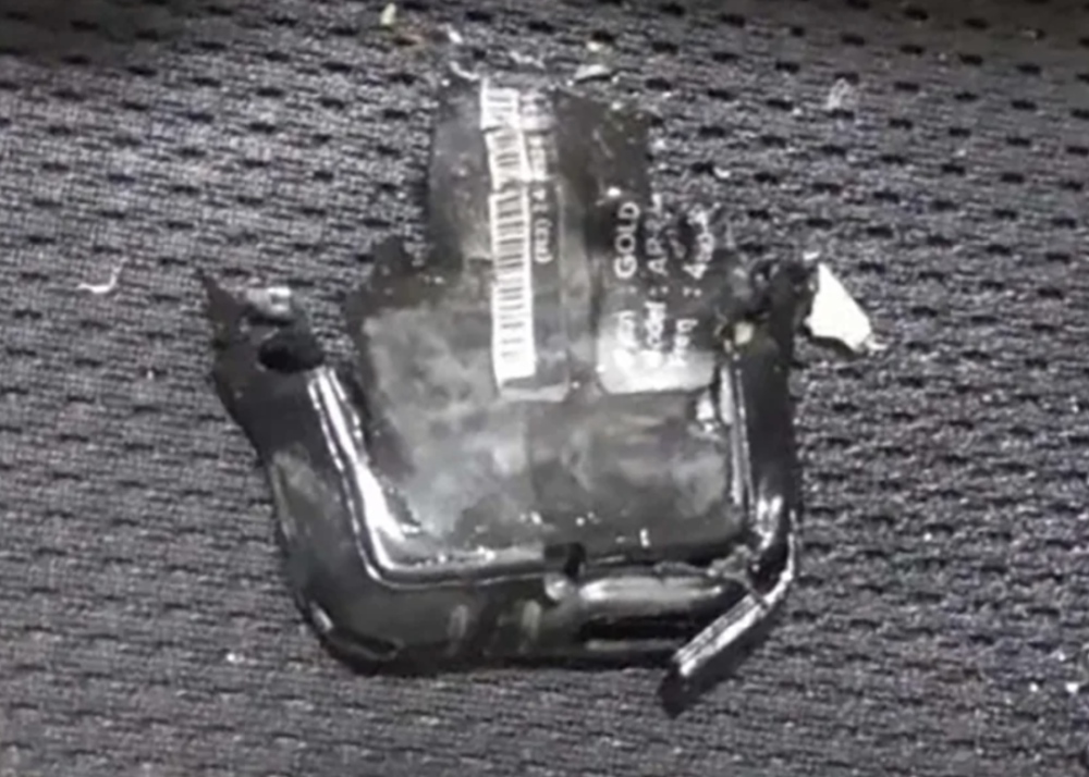 爆炸后的尋呼機(jī)殘片