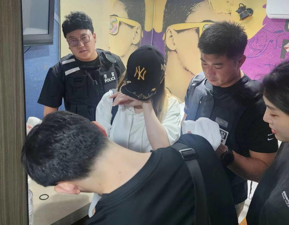 知情人提供的“李娜”被韓國警方抓捕后的現(xiàn)場照片