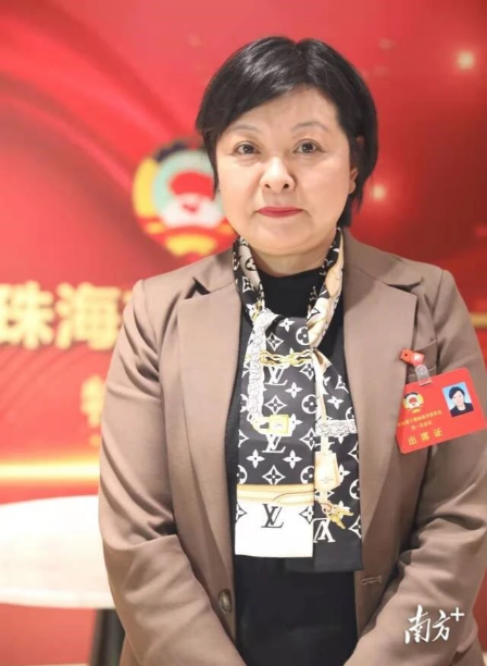 2022年1月，正處職干部李桃艷曾戴著一條LV絲巾接受媒體專(zhuān)訪。 南方+ 資料圖