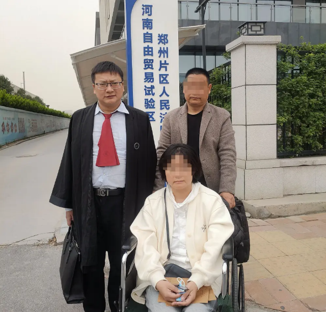 趙丹及家屬與代理律師周兆成