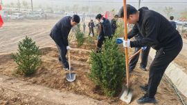 植树添新绿 政协在行动 ——镇原县政协开展秋季义务植树活动