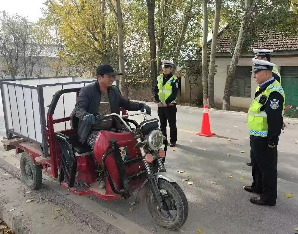 图为白马铺镇交管站联合白马铺交警中队开展农村道路交通安全联合执法大检查