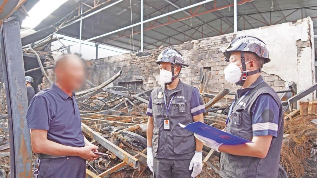 庆阳市消防救援支队火灾事故调查人员在现场开展事故调查。