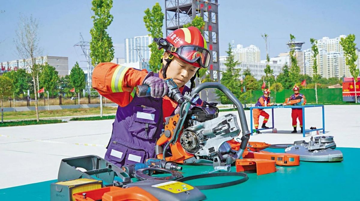 全省消防救援队伍“保障先锋·2024”跨区域战勤保障拉动演练中，庆阳市消防救援支队装备技师综合技能操现场。