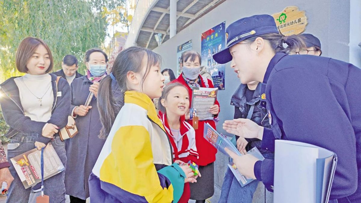 庆阳市消防救援支队宣传人员深入辖区幼儿园开展消防安全宣传。