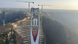 【重大項目建設(shè)·西合/東繞城一級公路】G244線慶陽過境段公路項目張鐵溝特大橋5#索塔裝飾鋼結(jié)構(gòu)安裝完成