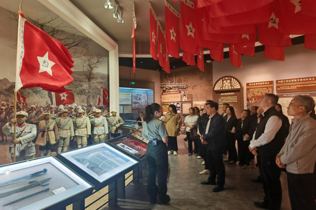 （参观南梁革命纪念馆）