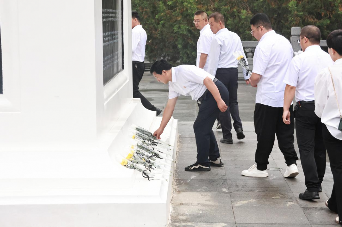 （为革命烈士敬献鲜花）