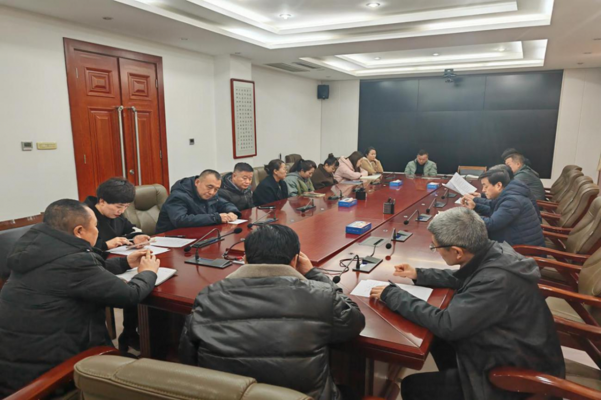 （工作人员集中学习研讨）