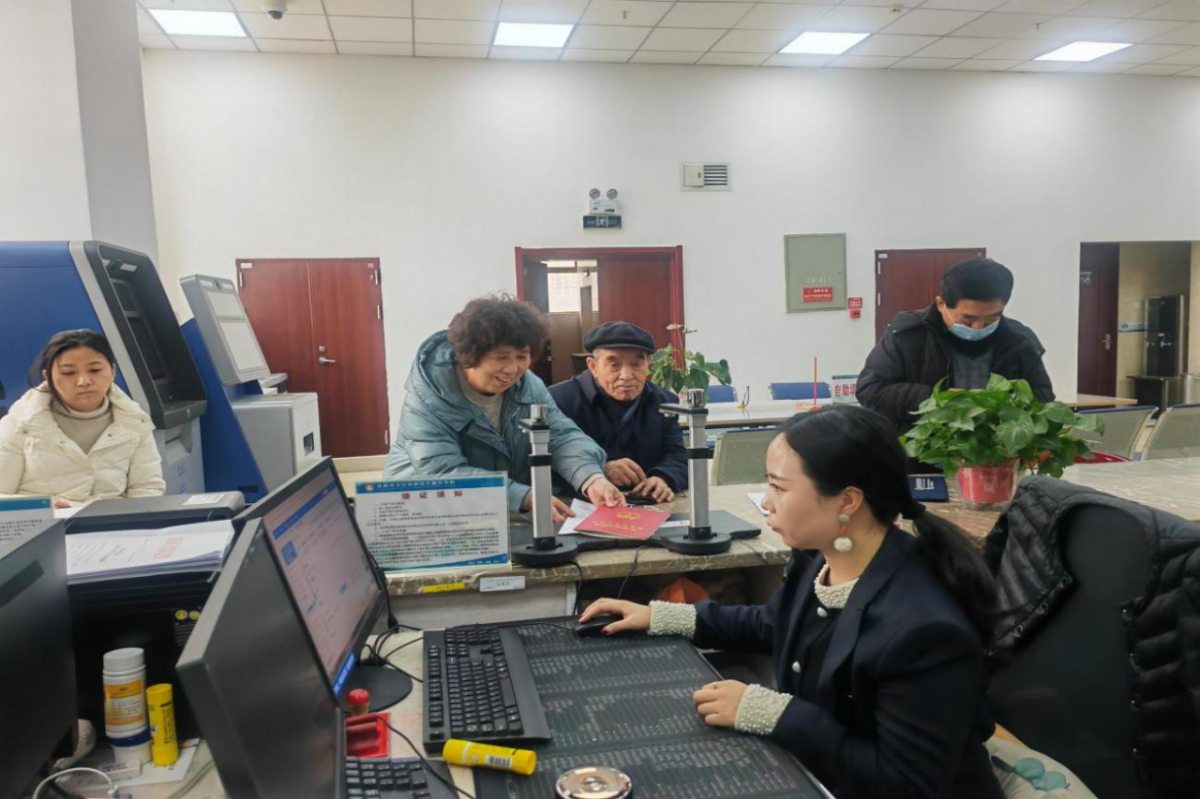 （为九旬老人开通“绿色通道”急速办理产权登记）