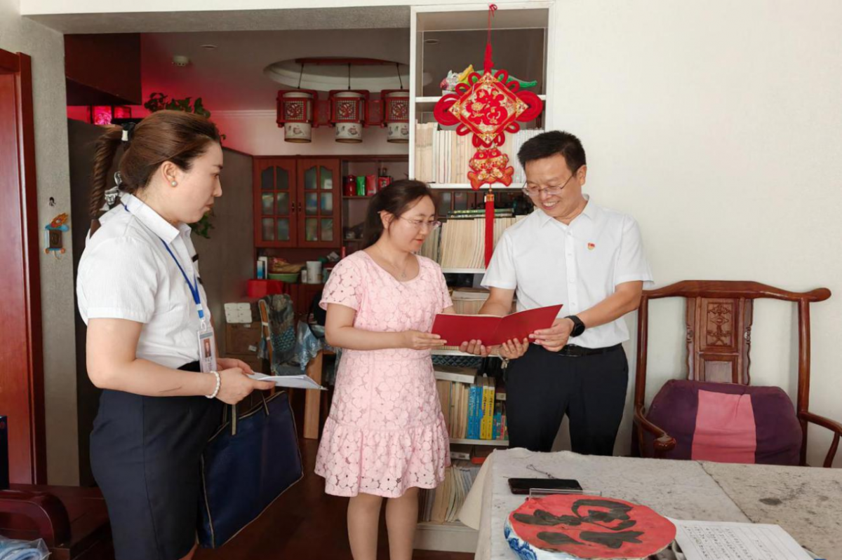 （主动为困难群体上门“送证”）