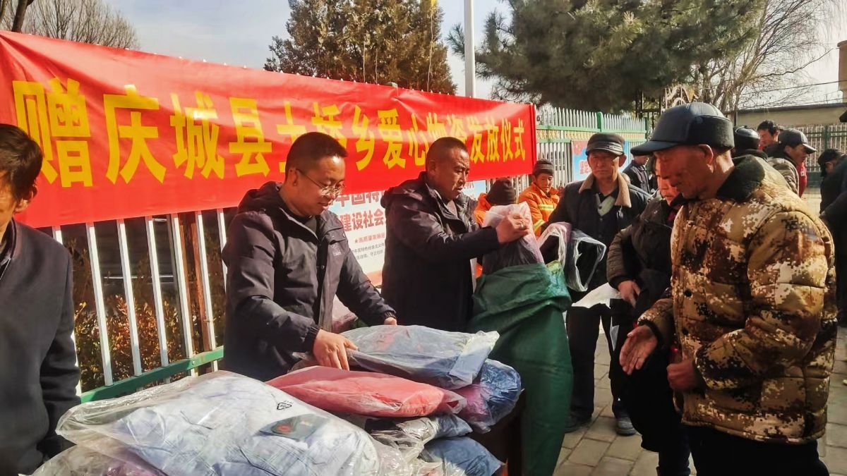庆城:天津南开区向土桥乡捐赠256包爱心物资