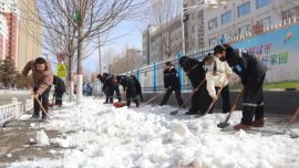 西峰区干群齐上阵 扫雪除冰保畅通