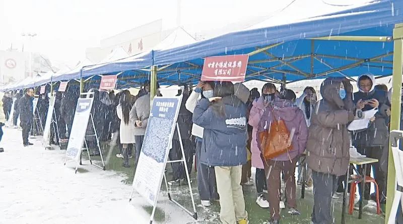 2月11日，庆阳市2025年“春风行动”“就业援助月”暨东西部劳务协作招聘会在华池县举办。