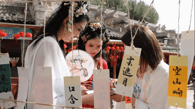 游客参与体验飞花令  摄影：张鹏飞  刘浩天