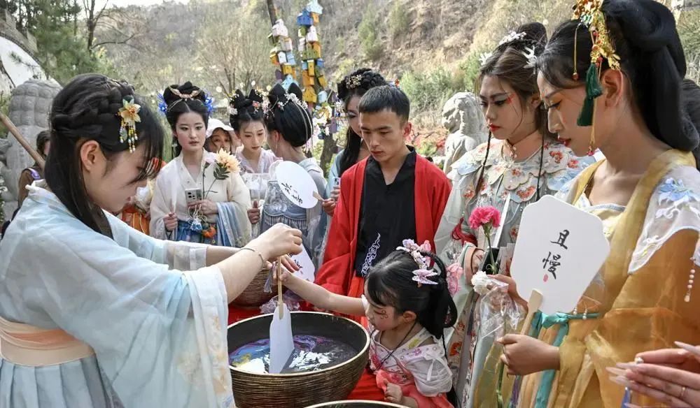游客体验漆扇制作  摄影：张鹏飞